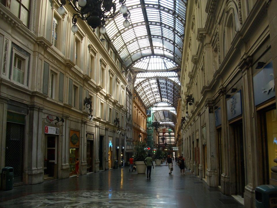 I portici di Genova riparano dalla pioggia lungo una via del centro
