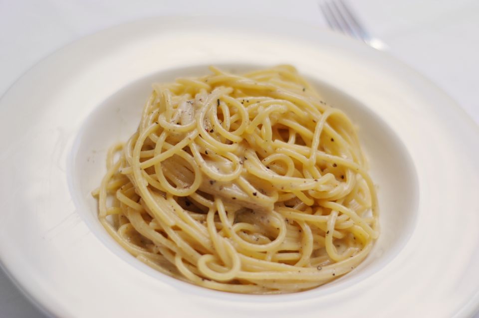 Un piatto di spaghetti cacio e pepe