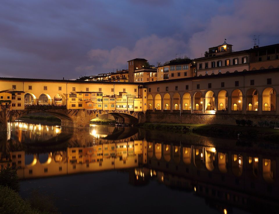 Ponte Vecchio sull'Arno con le botteghe sospese sull'acqua