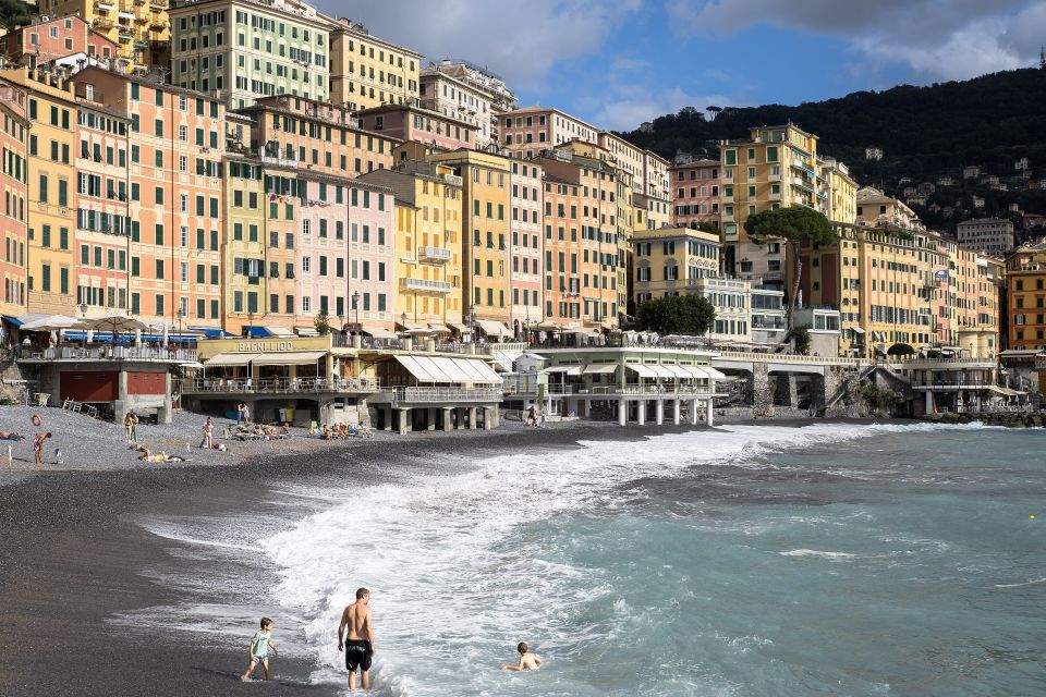 La spiaggia di Camogli con le case alte e colorate sul lungomare