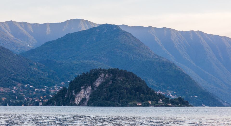 Il promontorio di Bellagio sul lago di Como con le montagne sullo sfondo