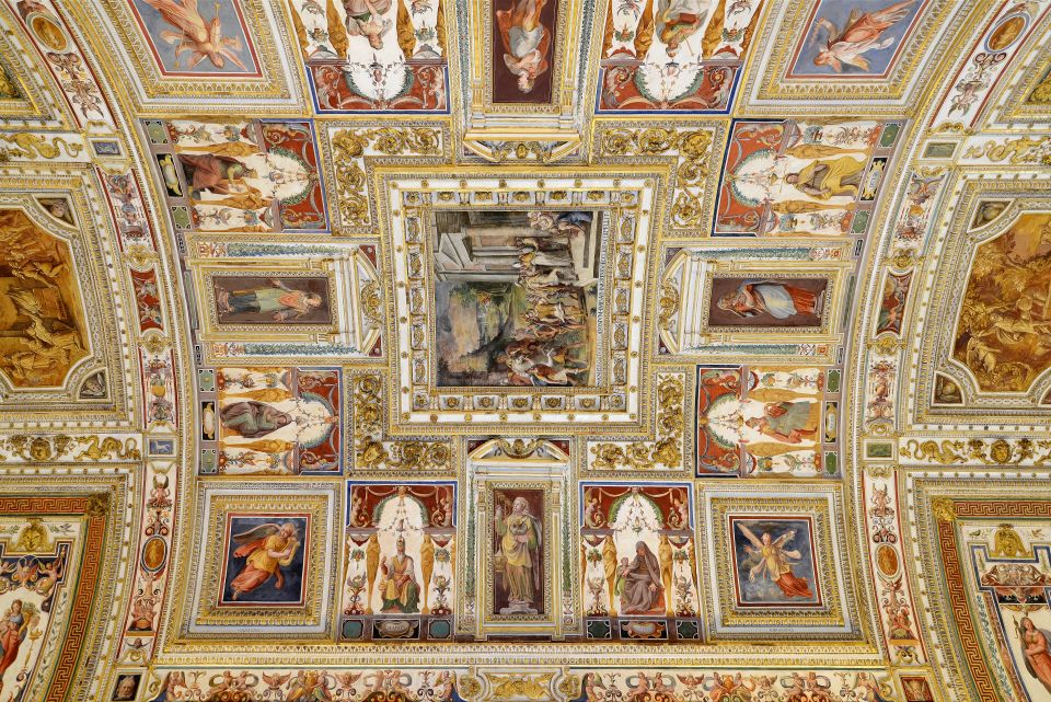 La volta dorata e affrescata della Galleria delle Carte Geografiche nei Musei Vaticani