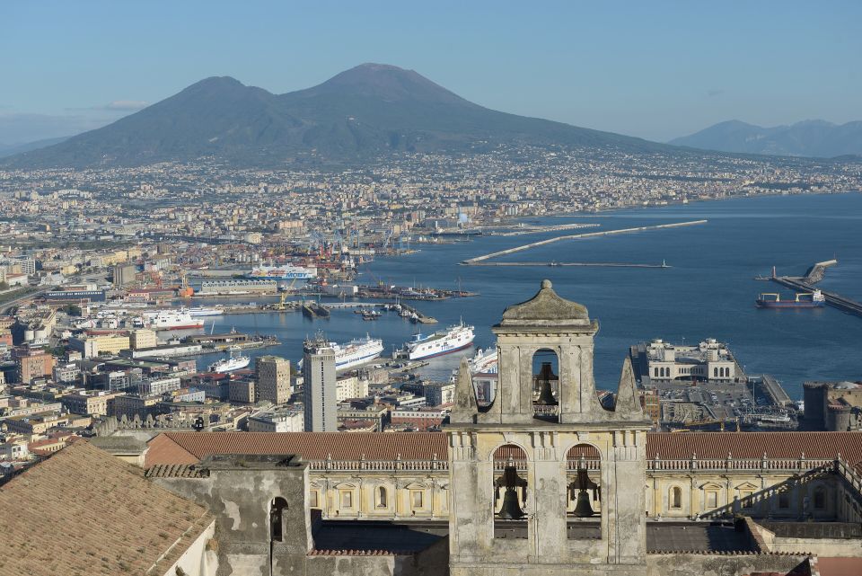 Napoli, il porto e il Vesuvio visti da Castel Sant'Elmo, con la Certosa di San Martino in primo piano