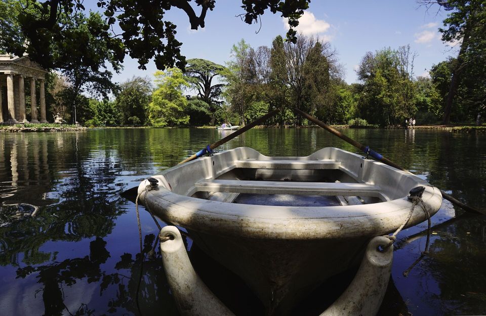 Il laghetto di Villa Borghese con il tempietto di Esculapio e le barche a remi