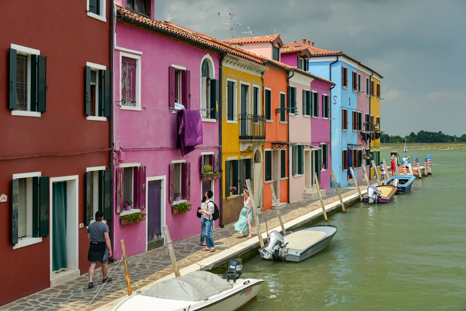 Un canale con le case colorate dell'isola di Burano